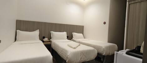 Chambre Triple | Coffres-forts dans les chambres, draps fournis