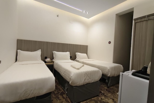 Habitación triple | Caja fuerte y ropa de cama