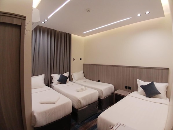 Chambre Quadruple | Coffres-forts dans les chambres, draps fournis
