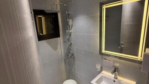 A modern bathroom with a toilet, sink, and shower. - balwarat aldura Hotel (Makkah)