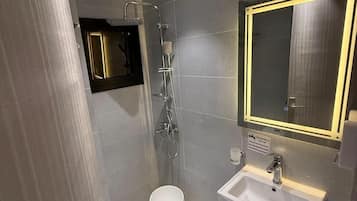 Toallas, jabón, shampoo, papel de baño