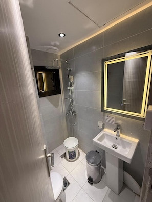 Serviettes fournies, savon, shampoing, papier toilette