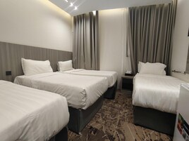 Quadruple Room | In-room safe, bed sheets