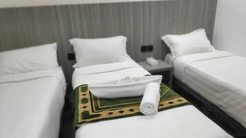 Peti besi dalam bilik, cadar katil