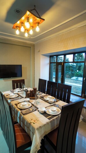 Family dining - The Himalayan Shire (Theog)