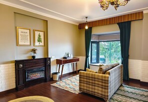 Premium-Vierbettzimmer, Bergblick | Individuell dekoriert, Schreibtisch, kostenloses WLAN