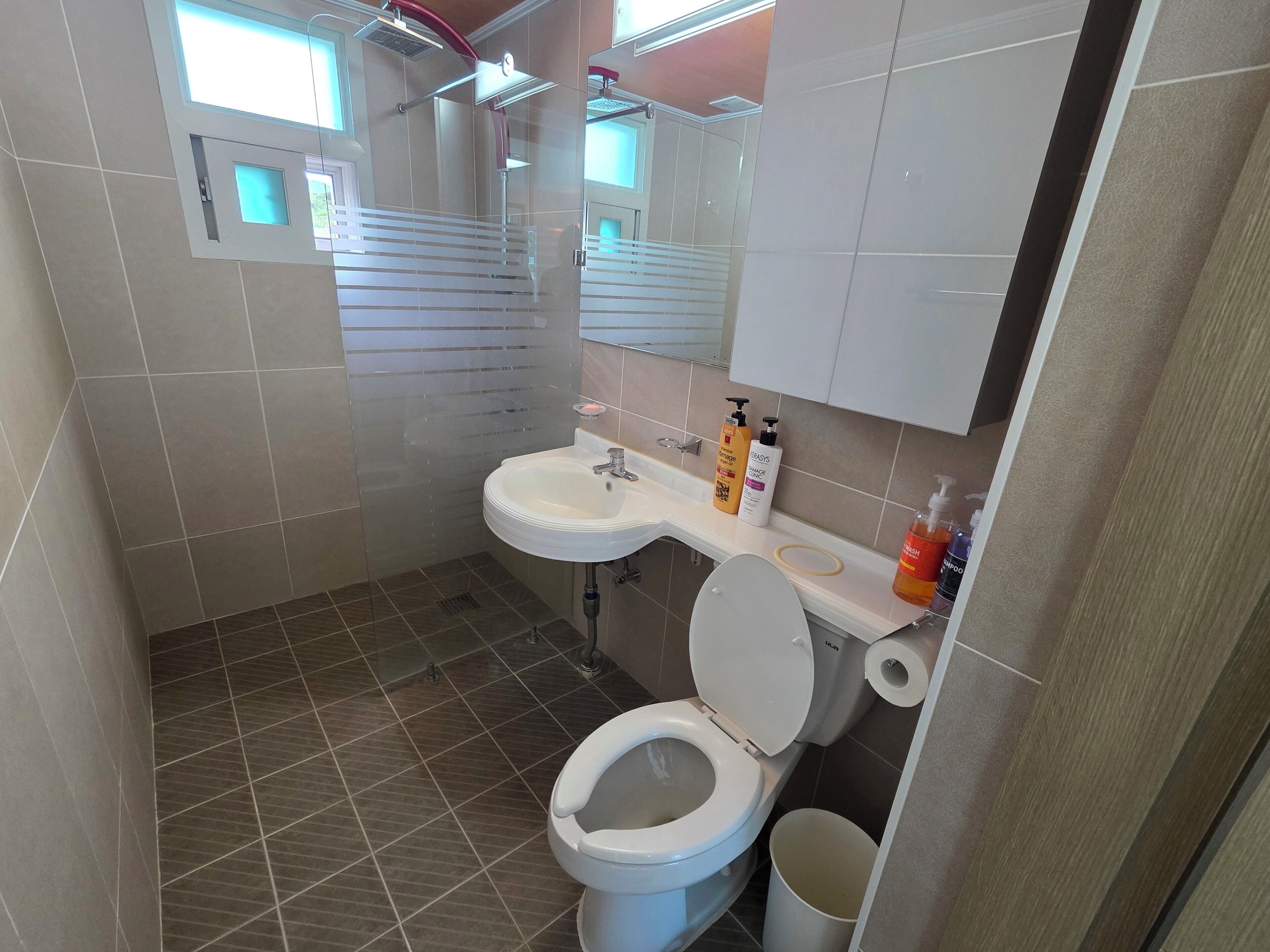 Douche, sèche-cheveux, serviettes fournies, savon