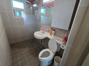 Ducha, secador de pelo, toallas, jabón