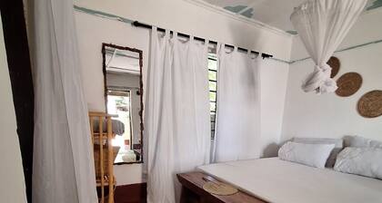 SEASIDE NOOK: Cozy Studio, 5-Min Walk to Bofa Beach & Mazingira Park