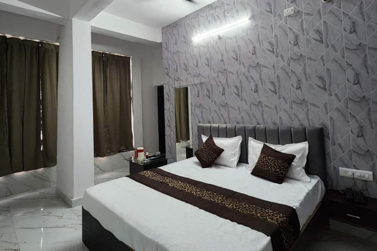Deluxe Room | Rollaway beds, free WiFi, bed sheets