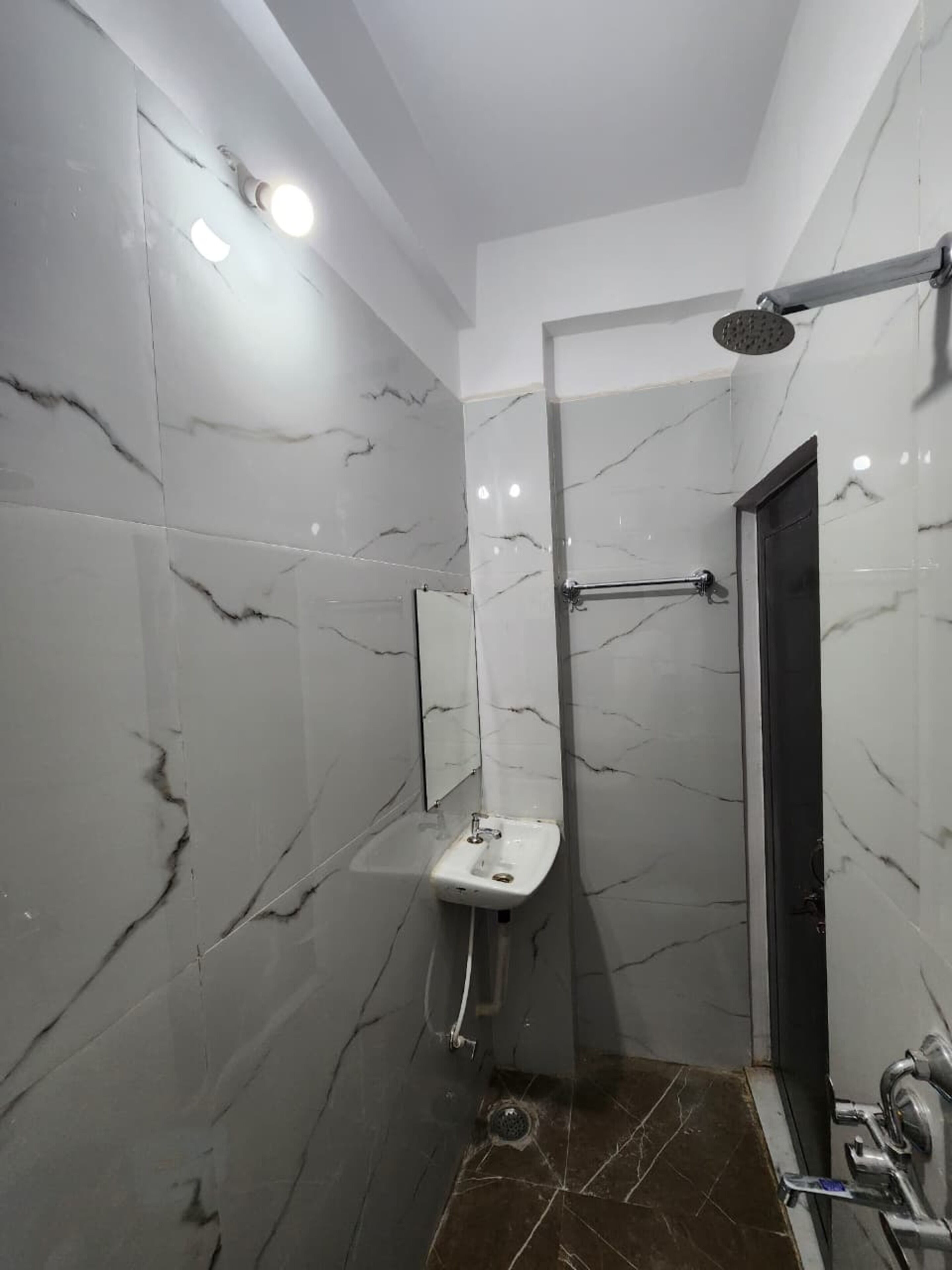 宿舍 | 折叠床/加床（额外收费）、免费 WiFi、床单