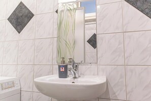 Basic Apart Daire | Banyo | Duş/küvet kombinasyonu, ücretsiz banyo/kozmetik ürünleri 