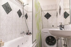 Basic Apartment | Bathroom | Combined shower/bathtub, free toiletries, hair dryer, towels - Bright 2BR Flat Near Westbahnhof (Vienna)