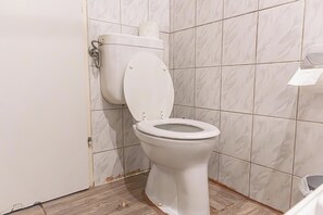 Basic Apartment | Bathroom | Combined shower/bathtub, free toiletries, hair dryer, towels - Bright 2BR Flat Near Westbahnhof (Vienna)