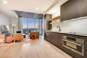 Kjøleskap, mikrobølgeovn, kokeplater og oppvaskmaskin