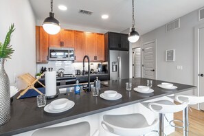 電子レンジ、オーブン、コンロ、食器洗い機