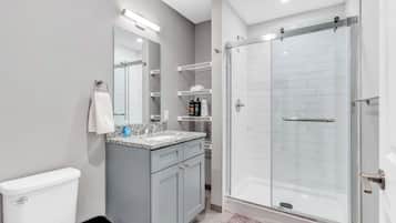 Dusche, Haartrockner, Handtücher