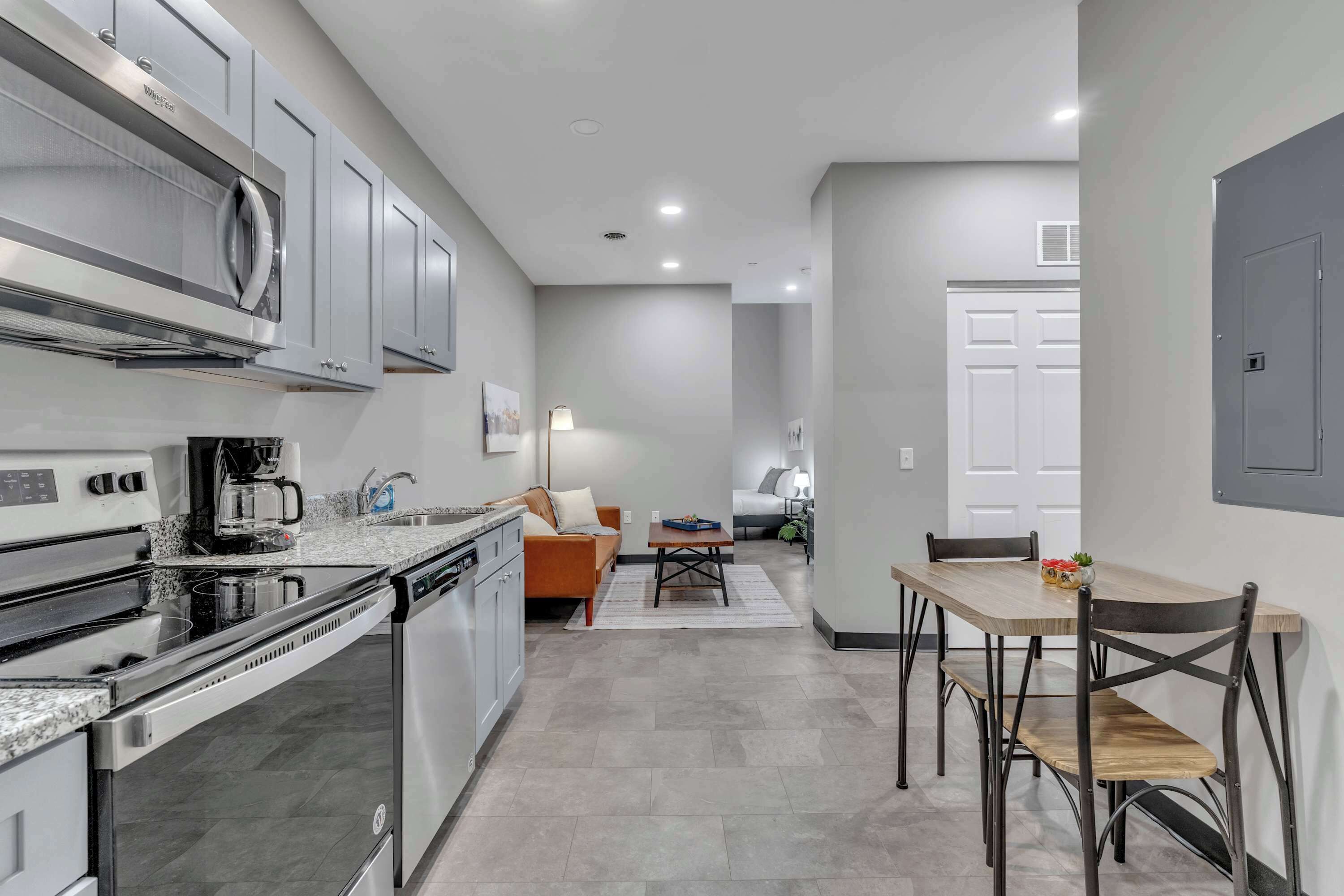 Kühlschrank, Mikrowelle, Ofen, Herdplatte