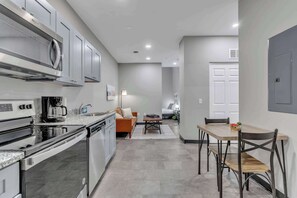 Frigorífic, microones, forn i placa de cuina 