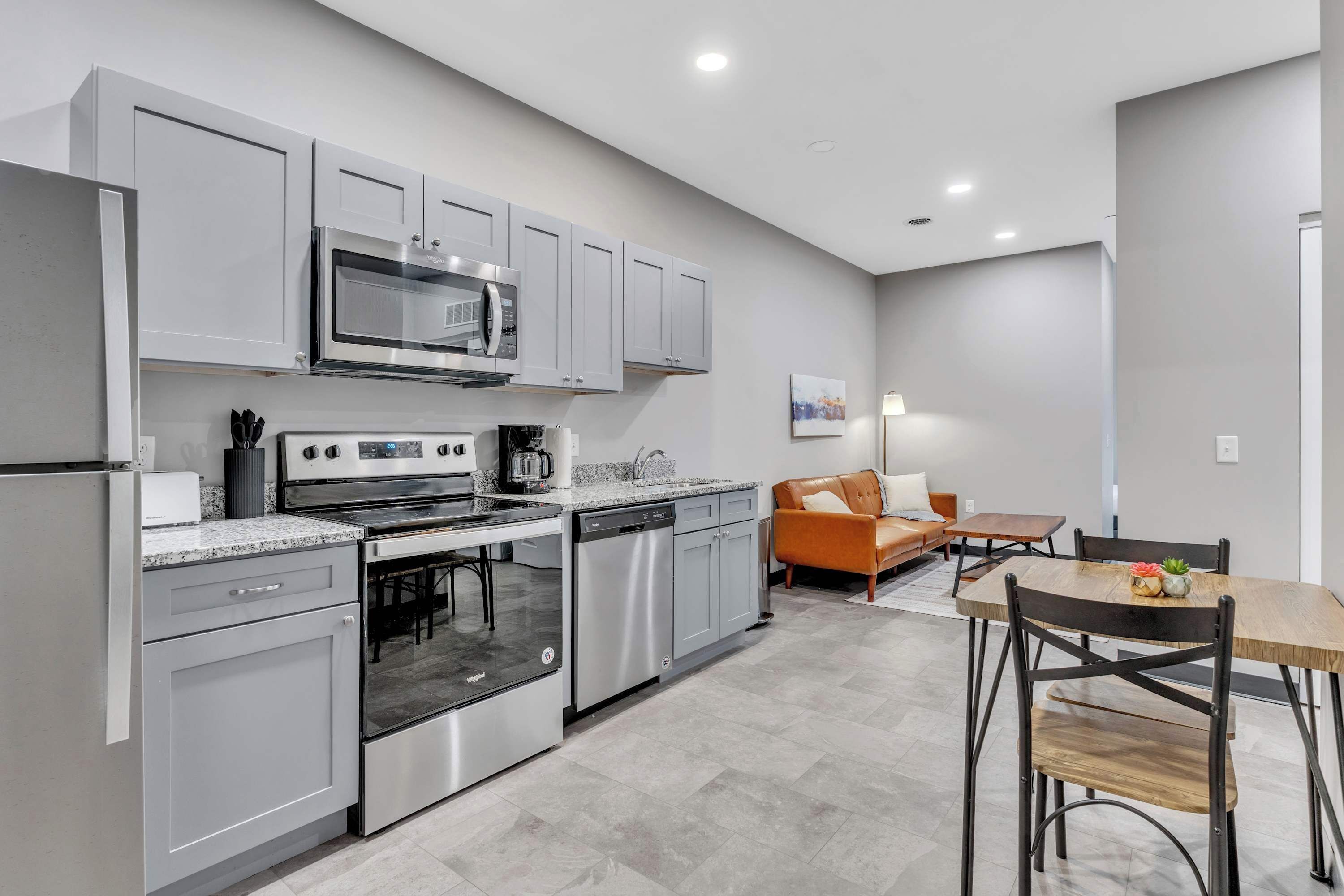 ثلاجة، ميكروويف، فرن، موقد طهي مسطح