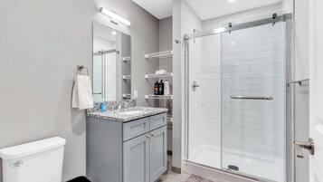 Regadera, secadora de cabello, toallas