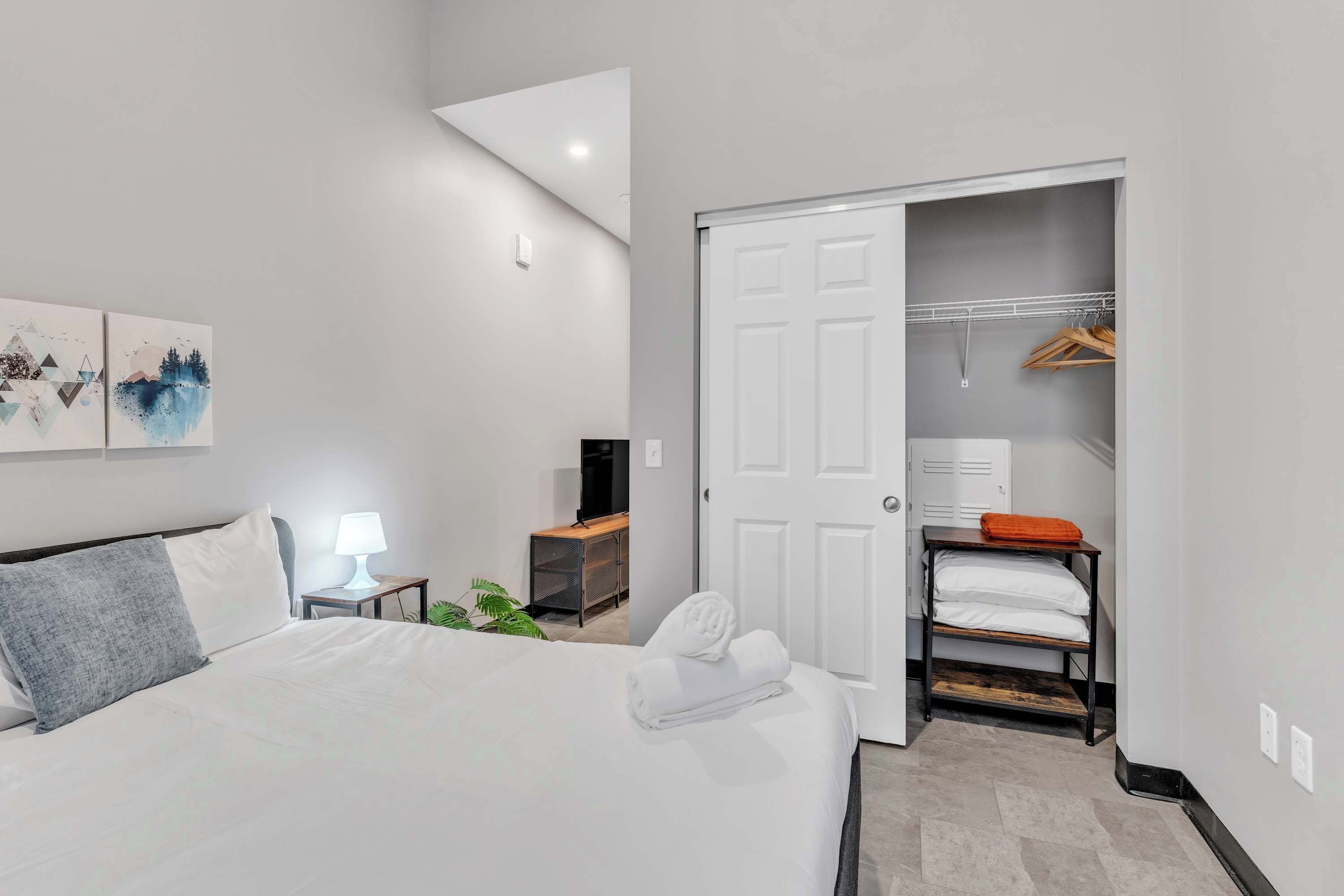 1 habitación, tabla de planchar con plancha, wifi y ropa de cama 