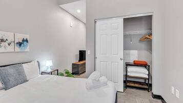 1 habitación, tabla de planchar con plancha, wifi y ropa de cama