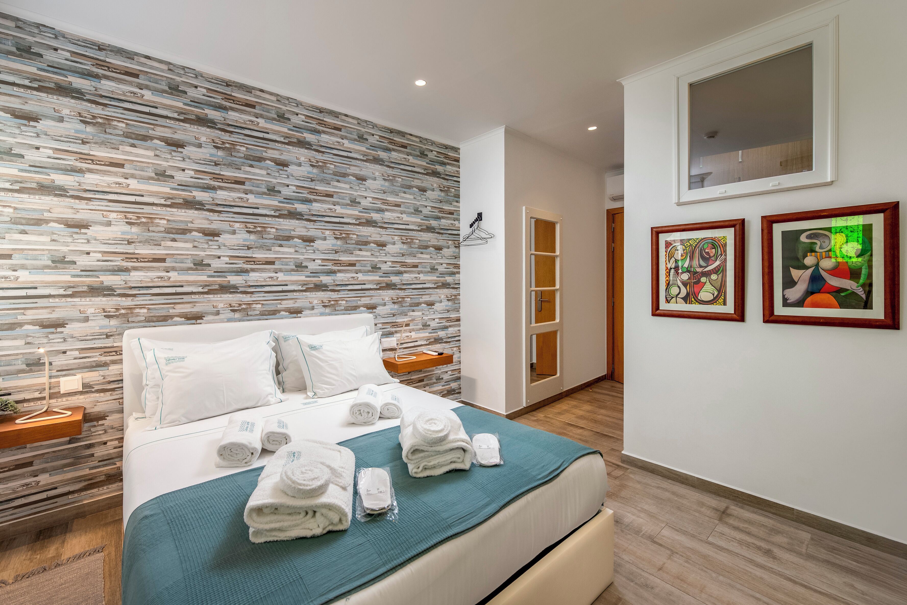 标准双人房, 1 张双人床, 私人浴室, 城市景观 | 客房内保险箱、免费 WiFi、床单