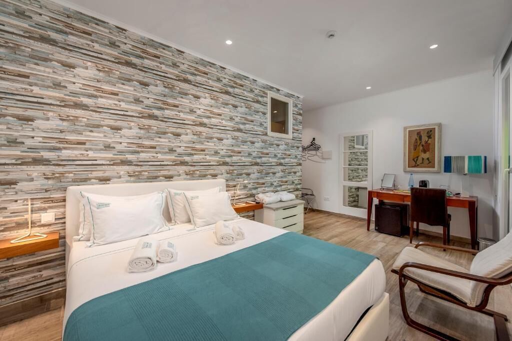 Hypo-allergenic bedding, in-room safe, free WiFi, bed sheets