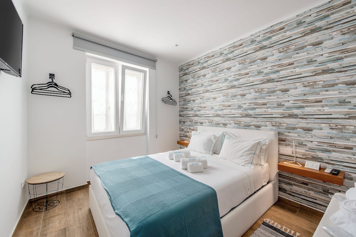 Ropa de cama hipoalergénica y caja de seguridad en la habitación 