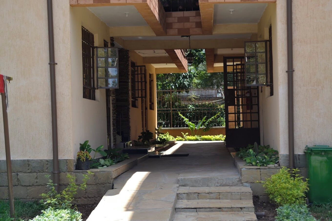 Pintu masuk properti