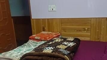 Deluxe Room, Smoking | Desk, rollaway beds, free WiFi, bed sheets