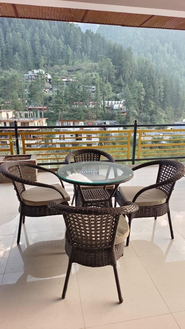Lobby sitting area - Shesh Besh Guest House & Restaurant (Kasol)