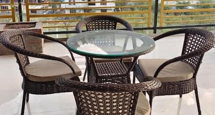 Shesh Besh Guest House & Restaurant