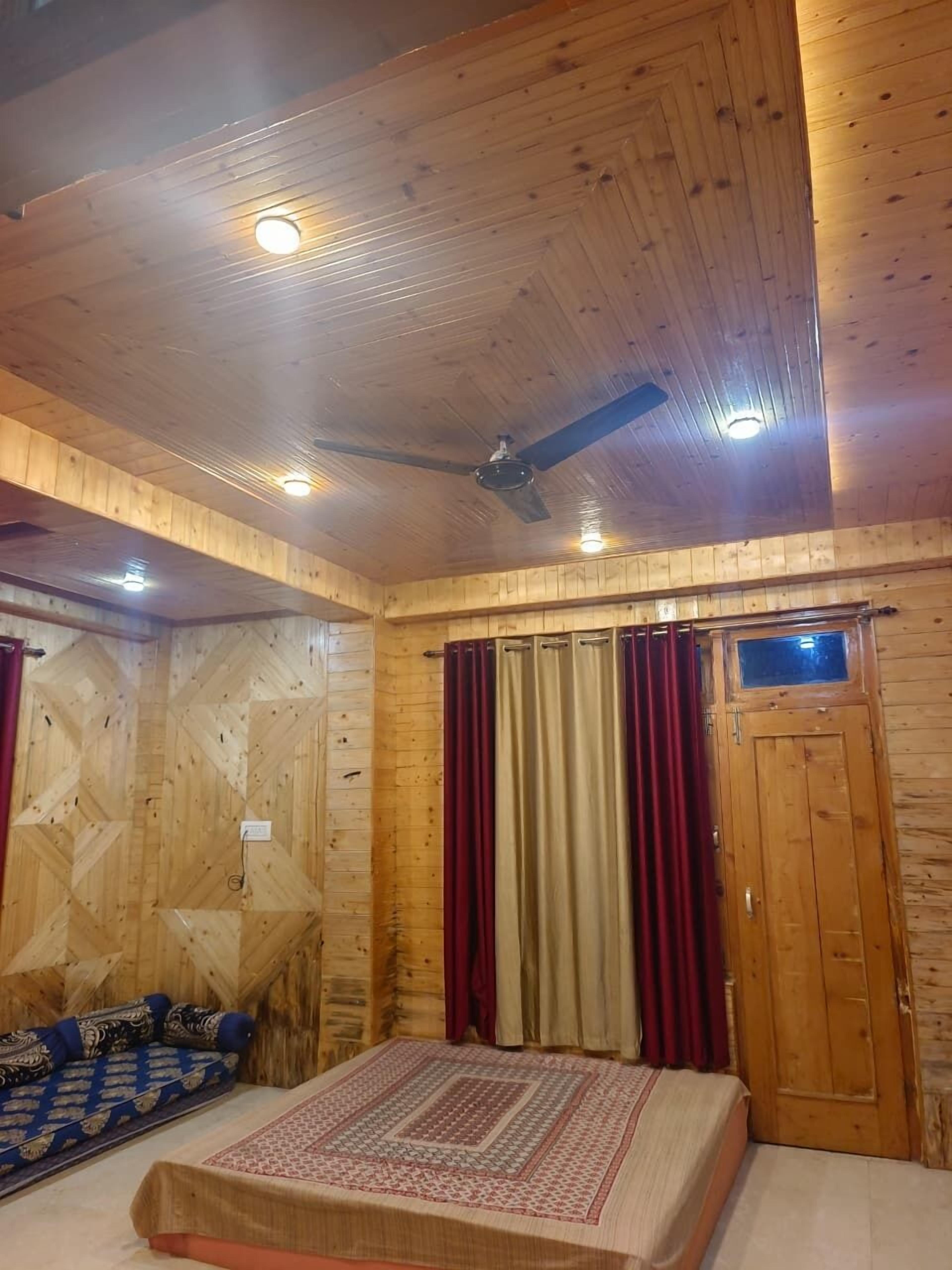 基础客房, 吸烟房 | 办公桌、折叠床/加床（额外收费）、免费 WiFi、床单