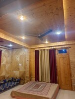 Habitación básica, fumadores | Escritorio, camas supletorias, wifi gratis y ropa de cama