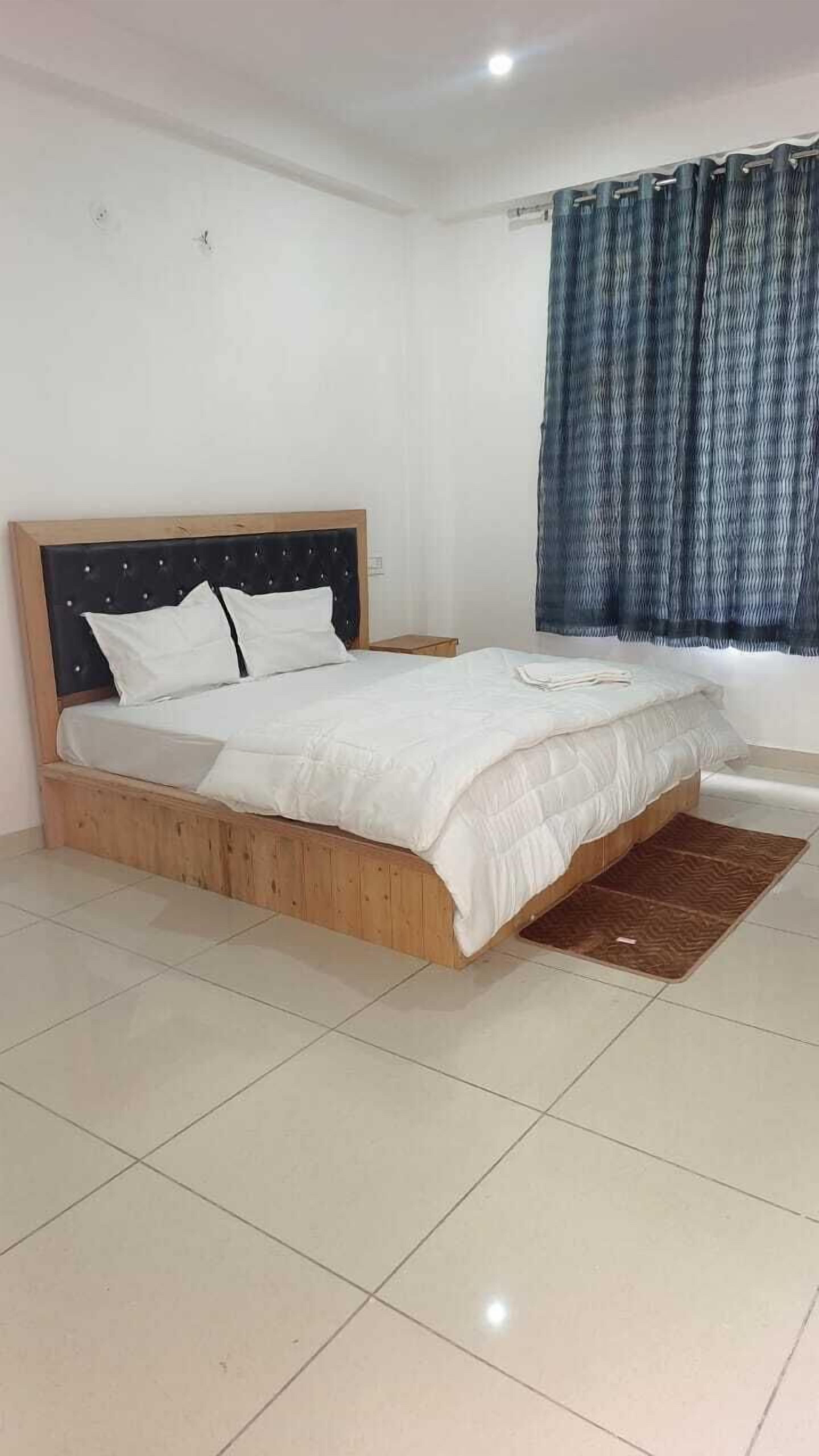 Meja kerja, tempat tidur lipat/tambahan, Wi-Fi gratis, dan seprai linen