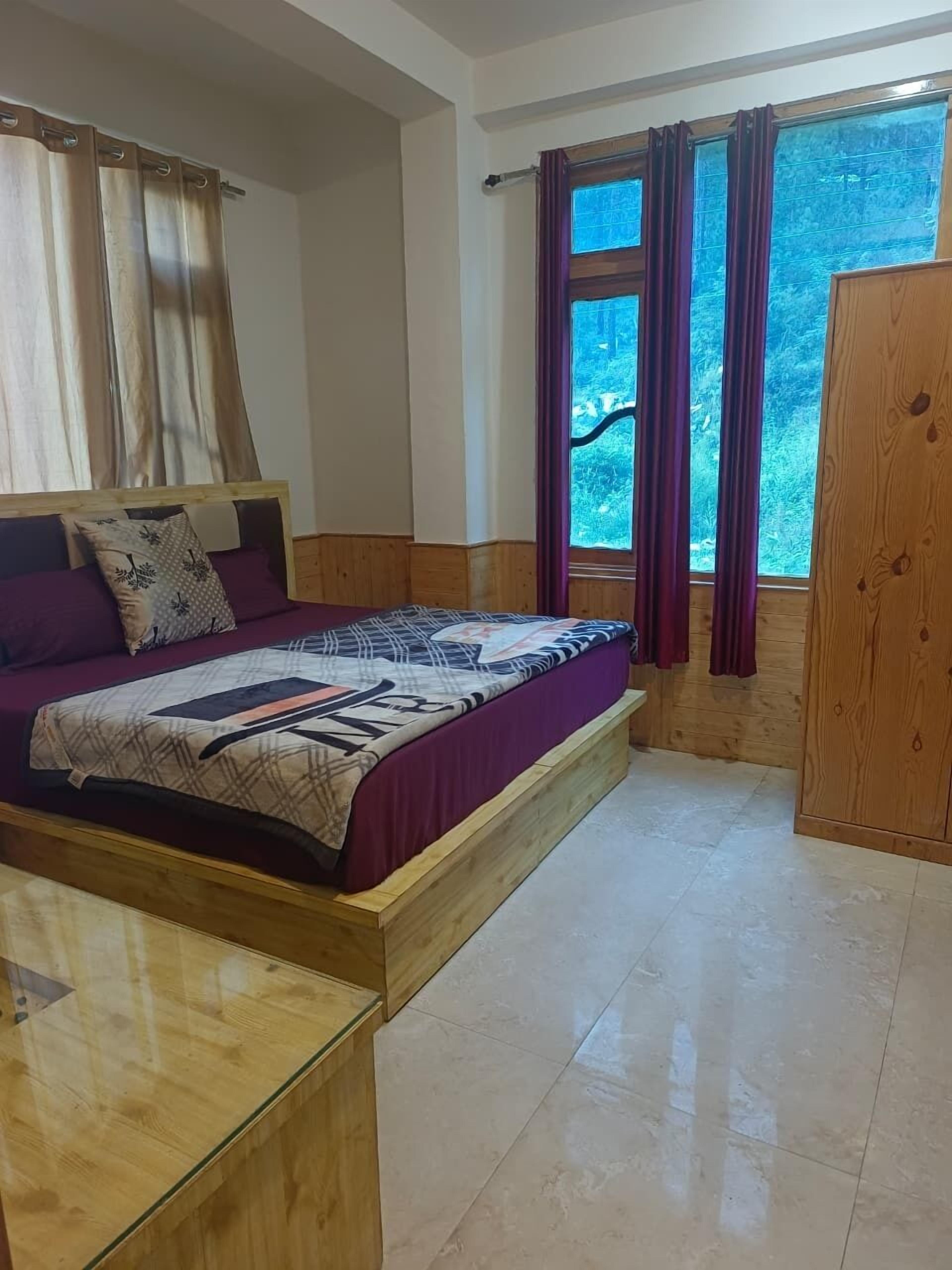 Basic Room, Smoking | Desk, rollaway beds, free WiFi, bed sheets