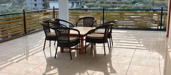 Shesh Besh Guest House & Restaurant