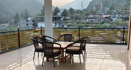 Shesh Besh Guest House & Restaurant