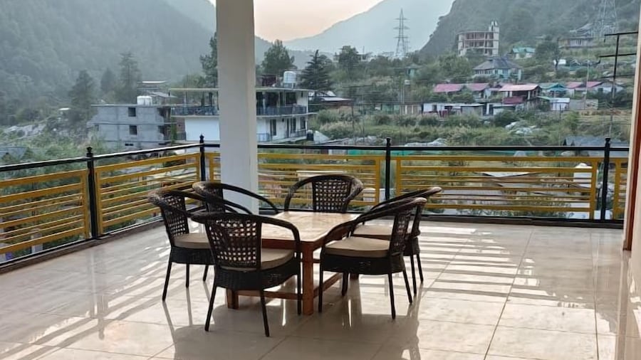 Shesh Besh Guest House & Restaurant