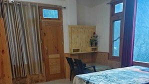 Quarto com cama, escrivaninha e cadeira.
