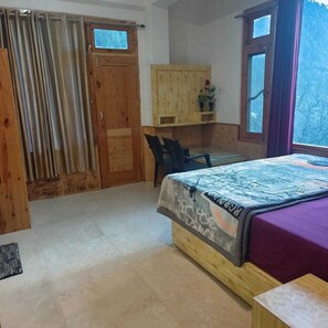 Deluxe Room, Smoking | Desk, rollaway beds, free WiFi, bed sheets - Shesh Besh Guest House & Restaurant (Kasol)