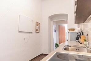 Apartamento básico | Cocina privada | Frigorífico, microondas, horno y placa de cocina