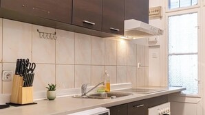 Une cuisine moderne équipée d’un lave-vaisselle, d’une cuisinière et d’une fenêtre offrant une belle vue.