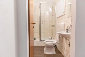 Apartamento básico | Baño | Ducha, artículos de higiene personal gratuitos y secador de pelo