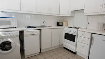 Jääkaappi, mikroaaltouuni, uuni, astianpesukone