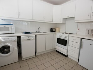 Jääkaappi, mikroaaltouuni, uuni, astianpesukone