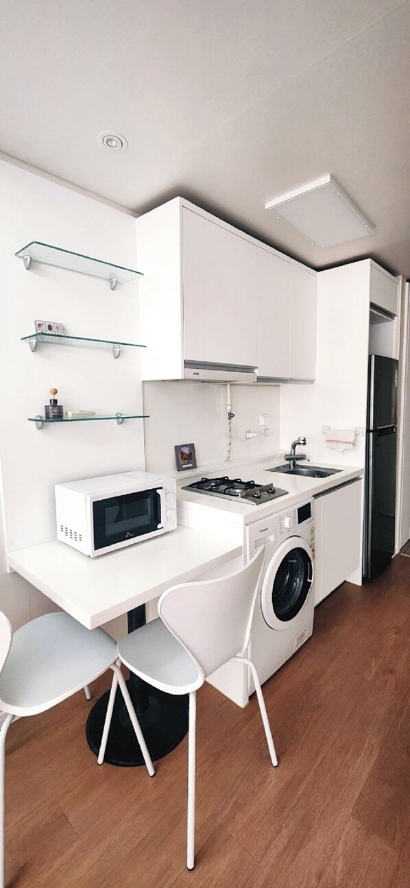 Microwave, stovetop - Coex Serena Residence 7 (5 min to coex, 7 min to CAT, 10 min to Jamsil) (Seoul)