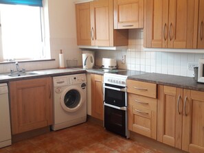 Jääkaappi, mikroaaltouuni, uuni, astianpesukone